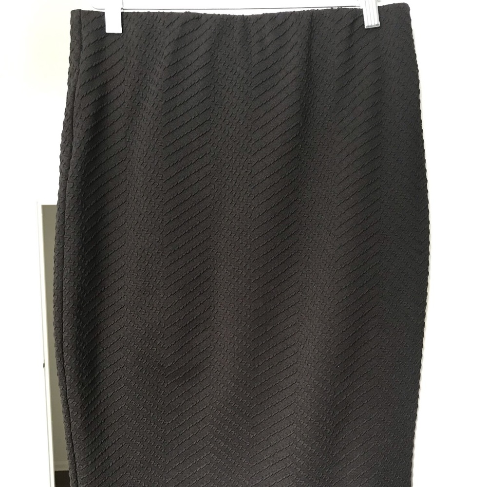 Pencil midi skirt with ribbed texture material.